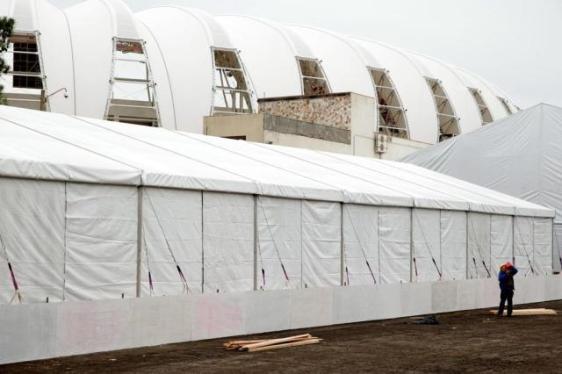 Funcionários trabalham para erguer os galpões de hospitalidade da Fifa no Beira-Rio
