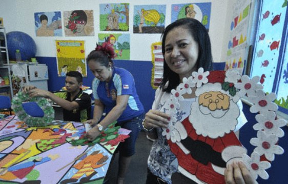 A professora Adriana Nogueira participa de várias oficinas voltadas para a confecção de produtos natalinos para depois compartilhar e ensinar os amigos na comunidade Fazendinha.
