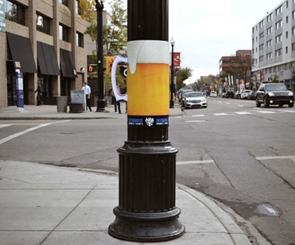 Agência transforma postes em canecas de cerveja 