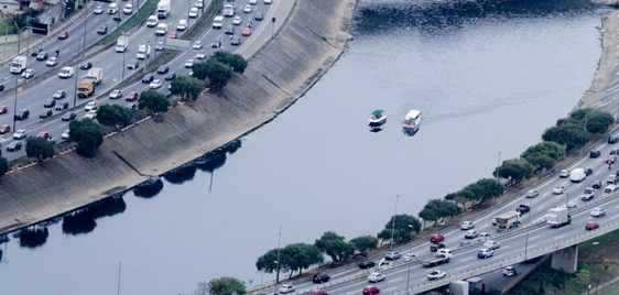 Ação sustentável leva ônibus anfíbio ao Rio Tietê