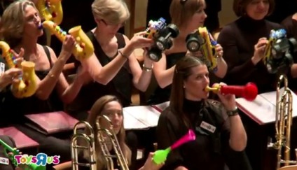 Brinquedos viram instrumentos musicais em evento