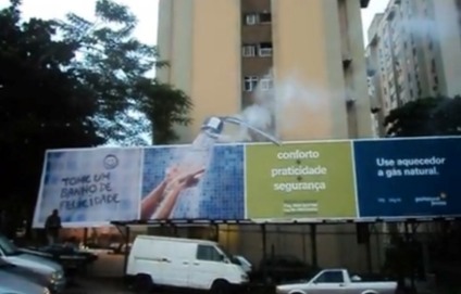 Outdoor interativo convida para um banho quente