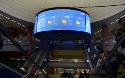 Linha 4-Amarela inaugura painel digital circular
