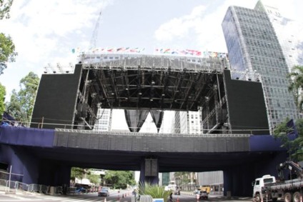 SÃO PAULO, SP, 29.12.2013: CICLOFAIXA/PALCO RÉVEILLON – Ciclistas dividem espaço com trabalhadores que estão fazendo os ajustes finais no palco para a festa de Fim de Ano na avenida Paulista. (Foto: Mário Ângelo/Sigmapress/Folhapress)