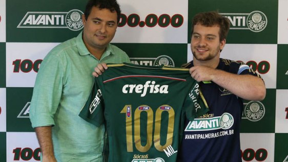 Alexandre Mattos ao lado do sócio-torcedor número 100 mil.