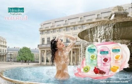 Modelo nua ativou sabonete em praça pública