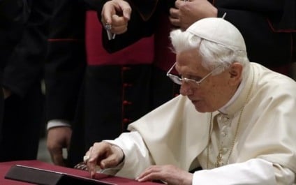 Papa Bento XVI twitta pela primeira vez
