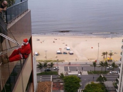 Papai Noel faz rapel na Praia de Ipanema