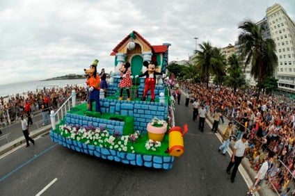Parada Disney leva 350 mil pessoas a Copacabana