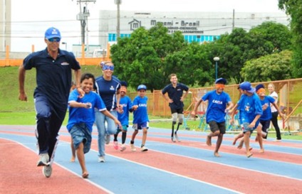 Paratletas dividem experiências com crianças em Manaus