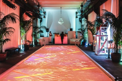 Bar faz pool party com 65 mil bolas de ping-pong