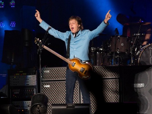 Paul McCartney atende pedido de fãs e fala "uai"