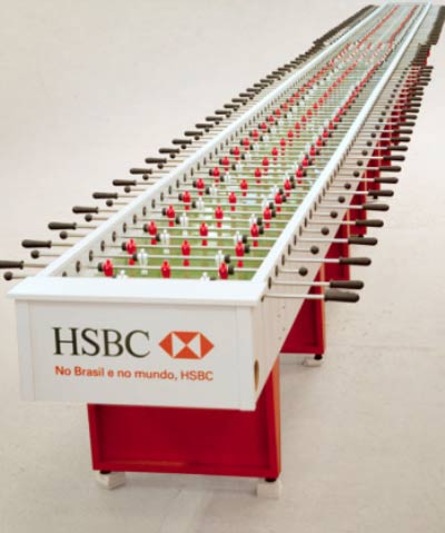 HSBC faz evento com mesa de pebolim gigante