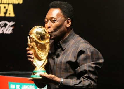 PELE7 RJ 06/02/2010 – PELÉ/TAÇA – ESPORTES OE JT – Pelé (FOTO), foi a grande atração da chegada da Taça Fifa da Copa do Mundo ao Rio de Janeiro, neste sábado. O Rei do Futebol foi homenageado com o lançamento do livro “Pelé 70”, uma fotobiografia que tem 84 imagens raras da sua carreira. Em […]