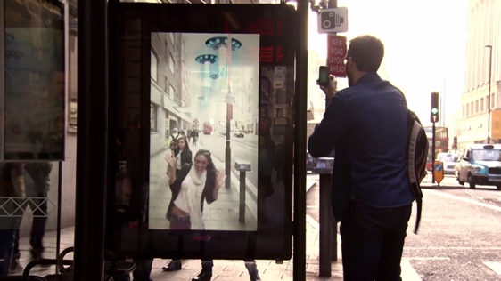 Pepsi invade ponto de ônibus em Londres com RA