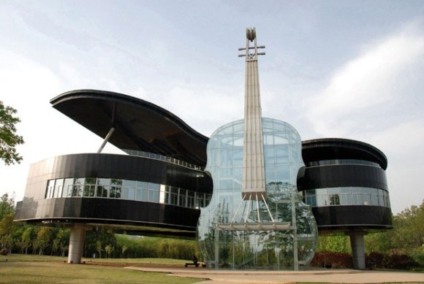 Prédio em forma de piano e violino é atração na China