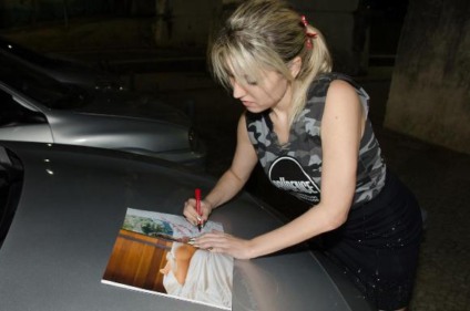 Pietra Príncipe distribui autógrafos na revista Playboy