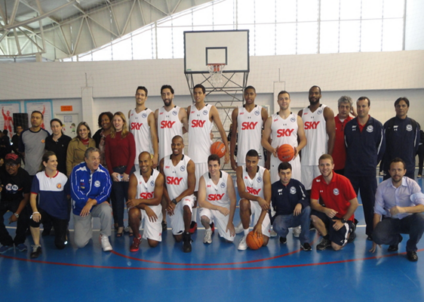 Jogadores do Pinheiros batem bola com alunos 