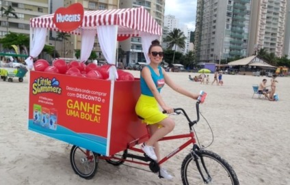 Huggies circula nas praias do RJ e SP em ação da Toledo