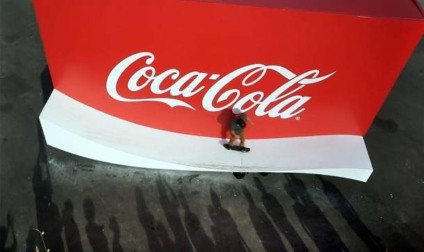 Outdoor da Coca-Cola vira rampa de skate