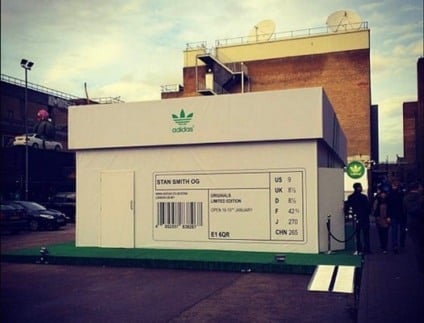 Caixa de tênis vira pop up store da Adidas