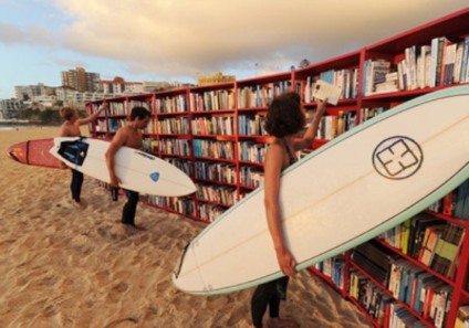 Estantes com livros na praia em ação promo