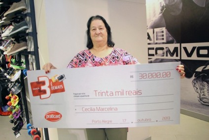 Praticard entrega R$ 30 mil à ganhadora de ação promo