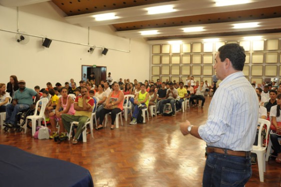 O secretário de Esportes, Alan Carlos, apresentou os novos projetos para 2014 (Foto: Jornal de Uberaba).