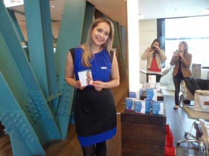 Promotoras entregam amostra da Nutricé em salões