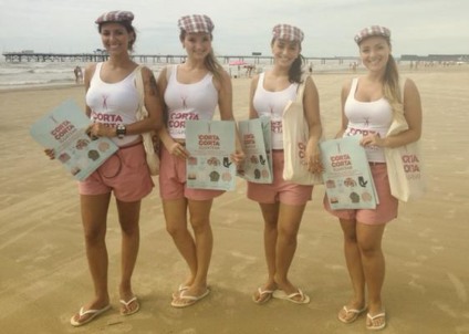 Promotoras vão à praia ativar o "Corta-Corta Iguatemi"