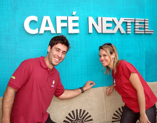 Promotores da L'équipe no Café Nextel