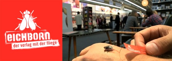 Moscas ativam estande em feira de livro