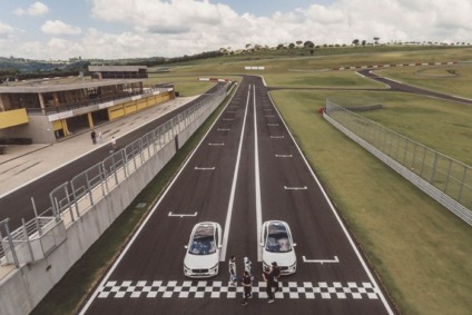 Cacá Bueno e Sérgio Gimenez apresentam o SUV elétrico da Jaguar