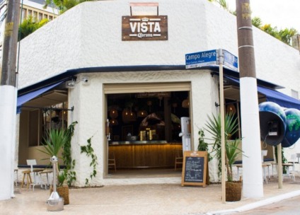 Corona oferece clima de praia em bar proprietário