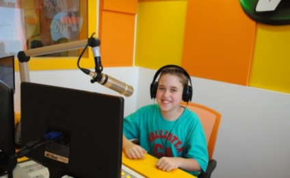 Crianças invadem estúdio da Rádio Tang