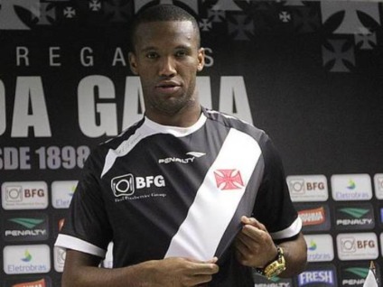 Rafael Vaz distribui autógrafos na loja Gigante da Colina