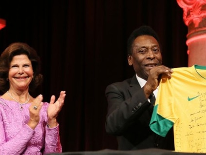 Rainha da Suécia recebe campeões de 58