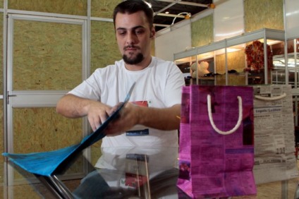 Materiais que vem do lixo são reaproveitados para brindes