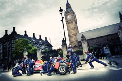 Red Bull Racing faz pit stop em frente ao Parlamento 