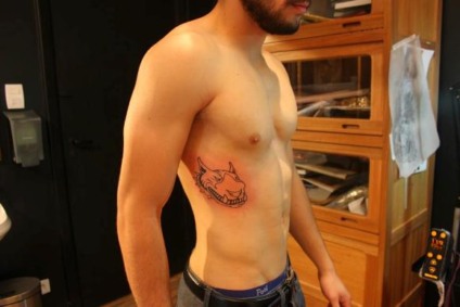 Fãs tatuam símbolo de marca em ação promo