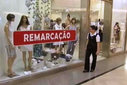 Consumidor que dorme na fila de promoções faz caça ao tesouro