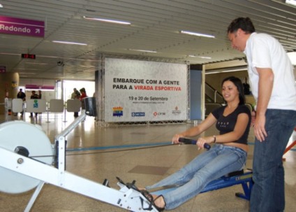 Simulador de remo no metrô