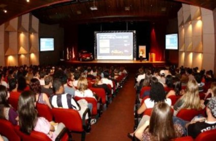 Universitários tiram "nota 10" no Renault Experience