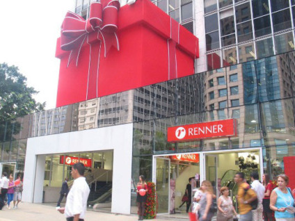 Renner e Kenzo com promoção no PDV
