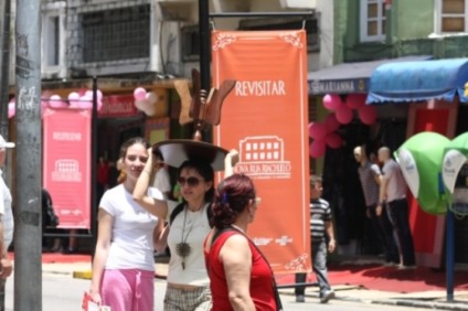 Música e promoção na Rua Riachuelo