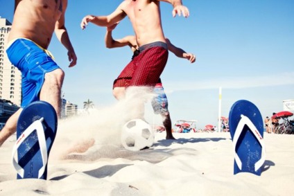 Rider mistura futebol e brindes na Praia de Ipanema