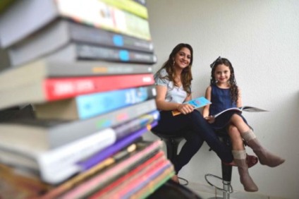 20/12/2013. Crédito: Daniel Ferreira/CB/D.A Press. Brasil. Brasília – DF. Doação de livros. Roberta Fraga com a filha Clarisse Lima.