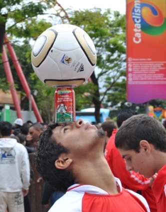 Rock ativa a "Bola do jogo" para Coca-Cola