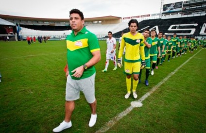 Ronaldo usa peruca em ação promo do Guaraná Antarctica