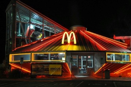 McDonald's é construído em formato de disco voador McDonald's é construído em formato de disco voador